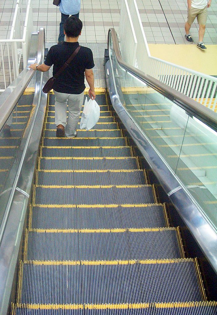 エスカレーターの片側を歩いてはいけない理由がどうしても分からない