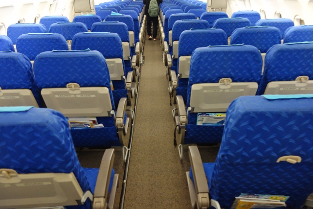 飛行機のリクライニングシートは倒すのが正解だ、もう我慢をする必要などない