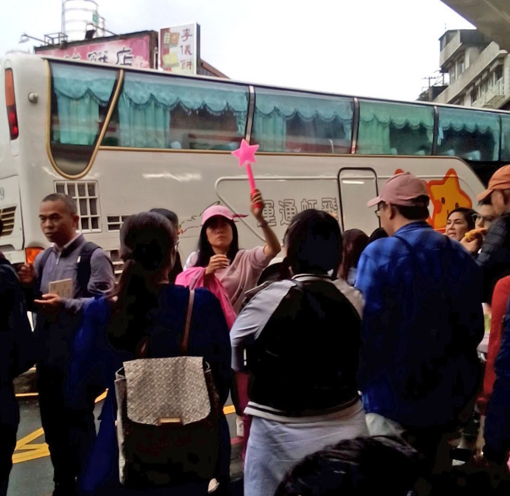 海外現地オプショナルツアーは英語のツアーがお勧め。言葉ができなくても大丈夫、安価で観光地を効率的に回ることができる。