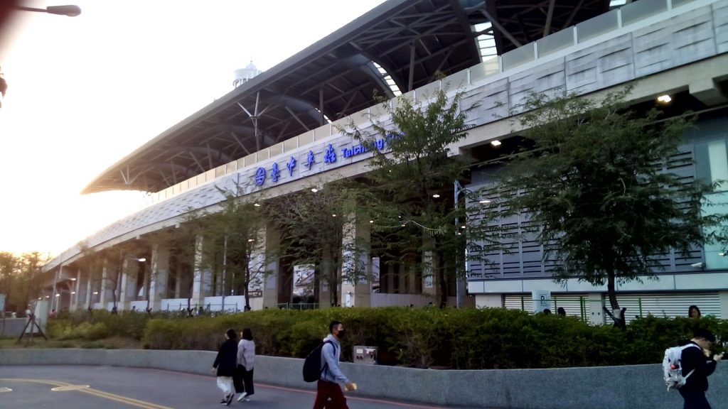 海外旅行で空港に夜間到着する場合はホテルまで行き着くのは至難の業と考えておくべき、見つからないと危険だ、空港からホテルにスムーズに行く方法