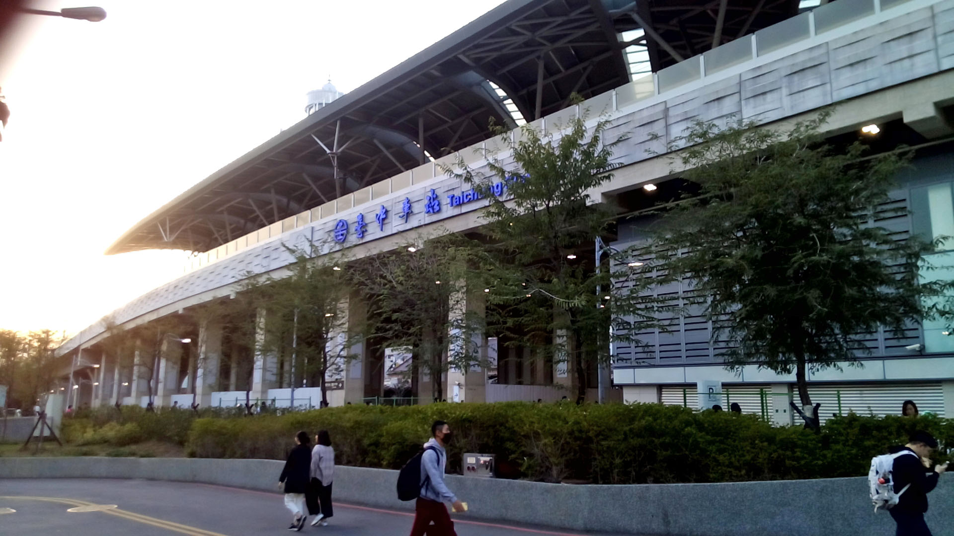 海外旅行で空港に夜間到着する場合はホテルまで行き着くのは至難の業と考えておくべき、見つからないと危険だ、空港からホテルにスムーズに行く方法