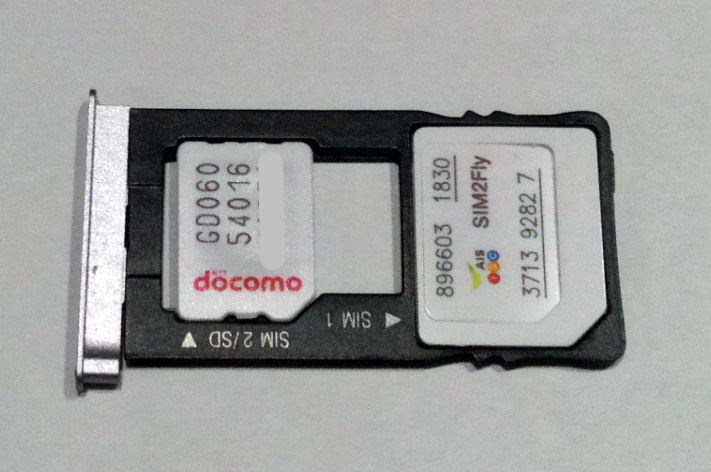 海外旅行でスマホを使うなら渡航前に日本で使える海外プリペイドSIMを取り付けておくのが正解だ。安いし渡航地ですぐに使える、SIM 2 Flyの装着、設定方法